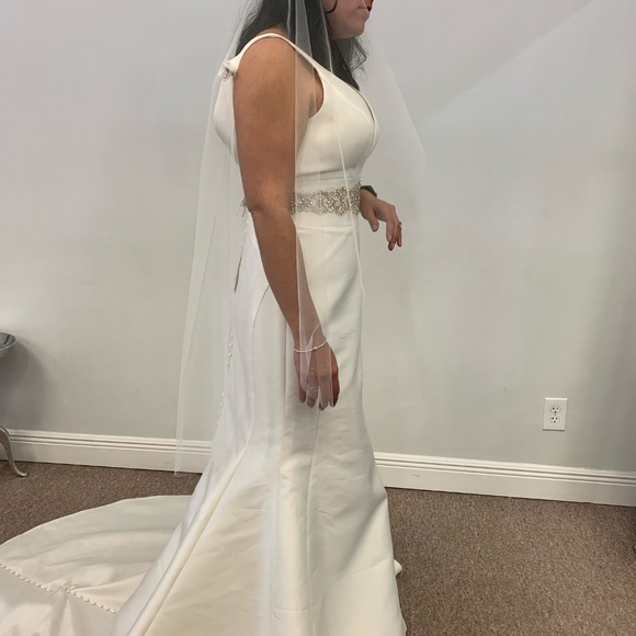 Wedding dress - Picture 4 of 8